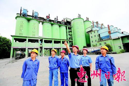     羅浮山水泥集團有限公司董事長吳國 強（中）與員工一起研究企業(yè)課題。
    本報記者鐘暢新 攝
