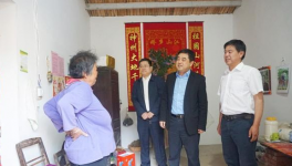 集團副總經(jīng)理、水泥股份黨委書記王建超到江老家村、元圩村扶貧慰問
